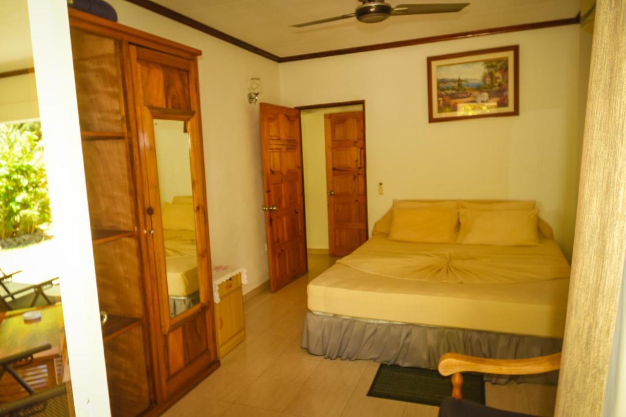 Skyblue Guesthouse - Self Catering Баи-Сейнт-Энн Экстерьер фото