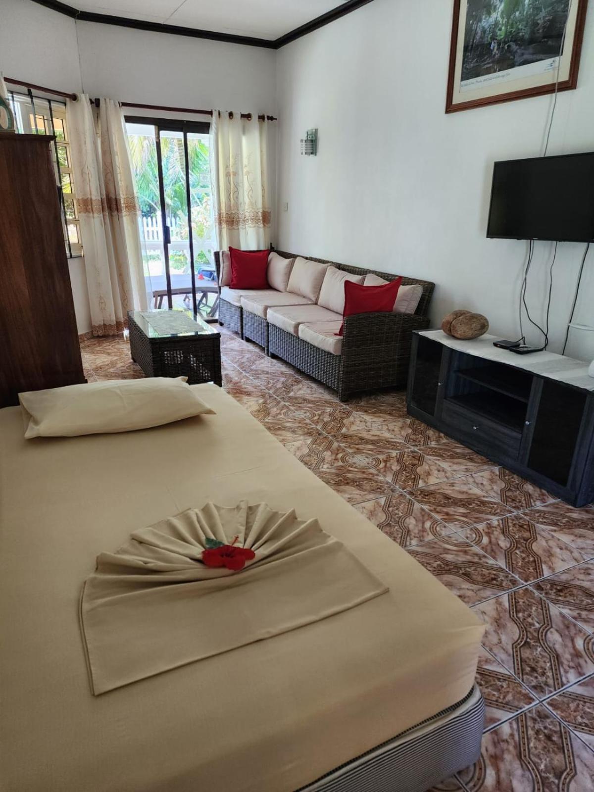 Skyblue Guesthouse - Self Catering Баи-Сейнт-Энн Экстерьер фото